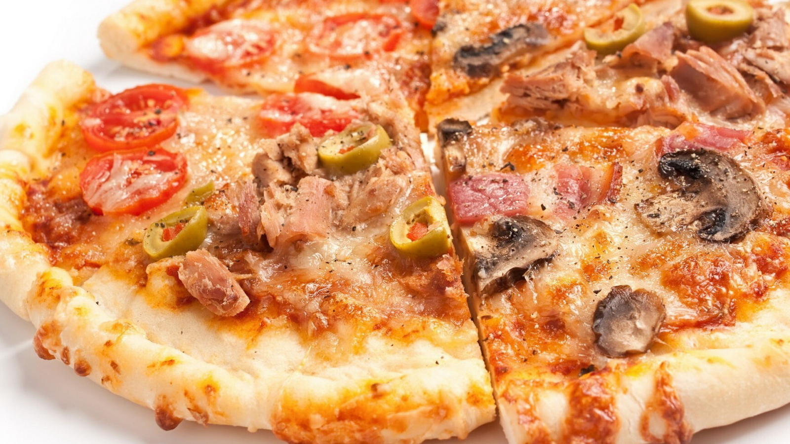 Нарезанная пицца