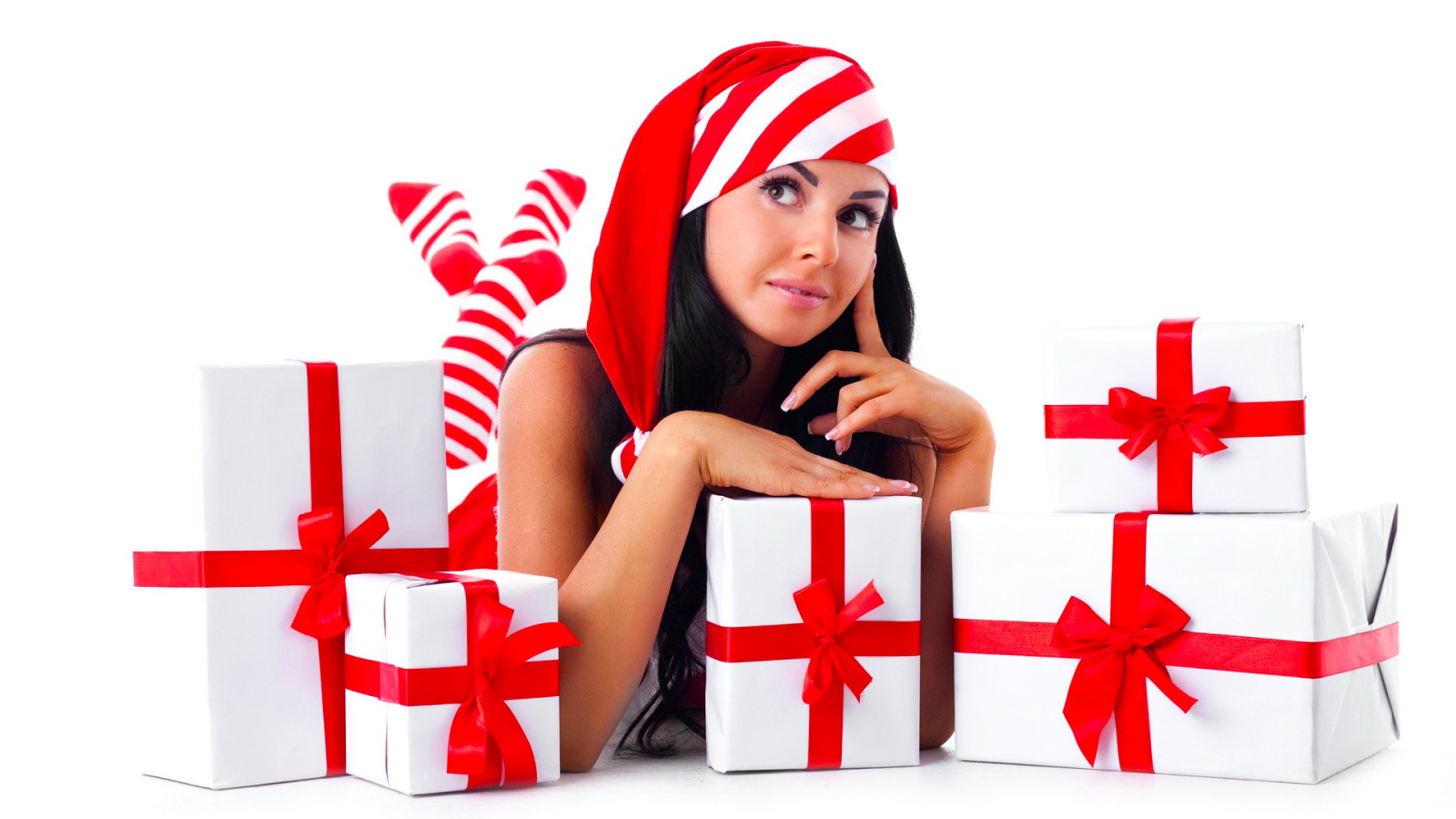 Девушка среди подарков