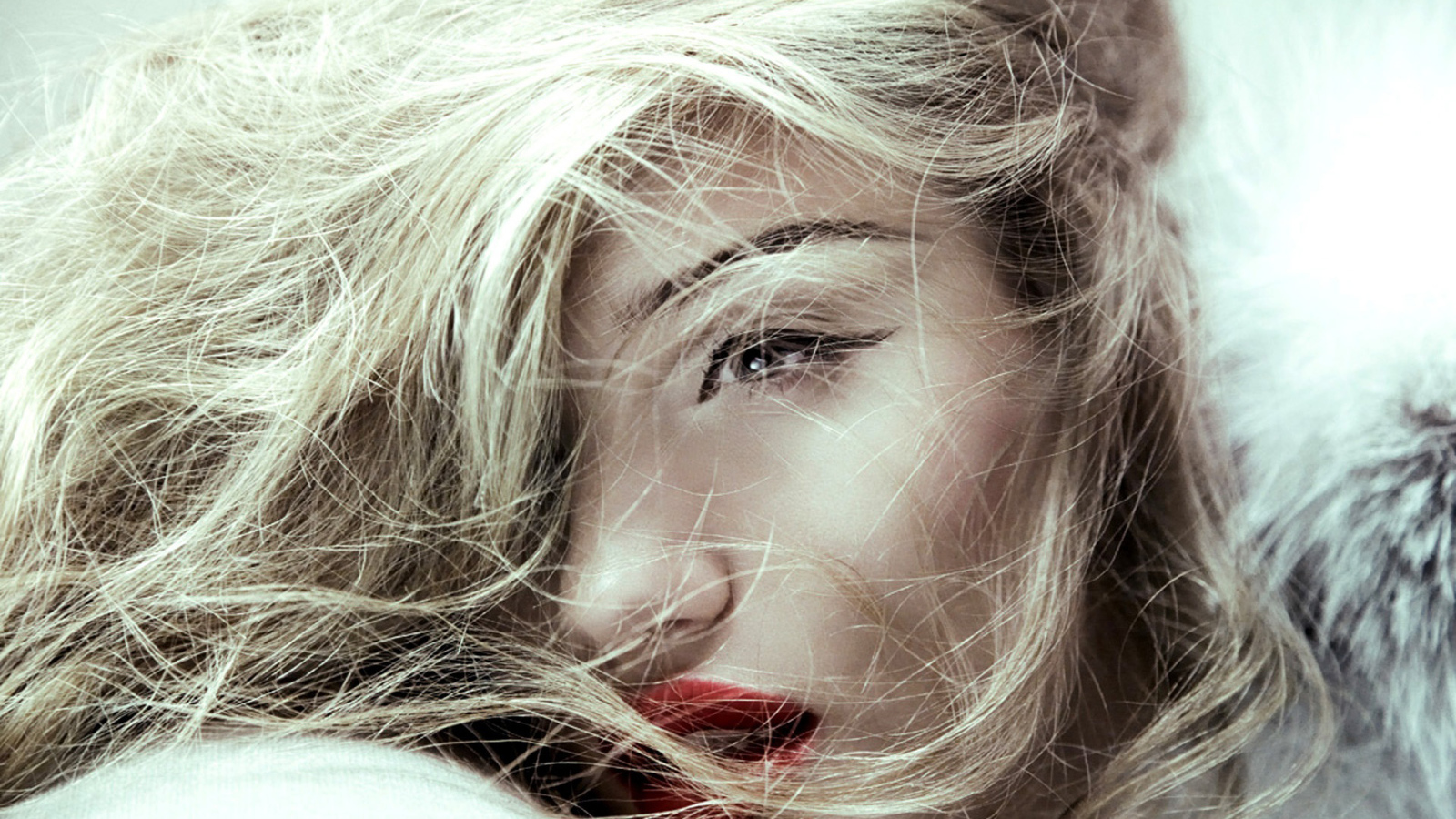 белокурая Rosie Huntington Whiteley