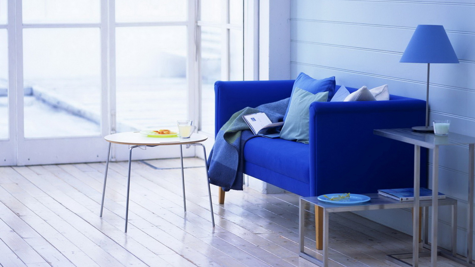 Кресло и столик