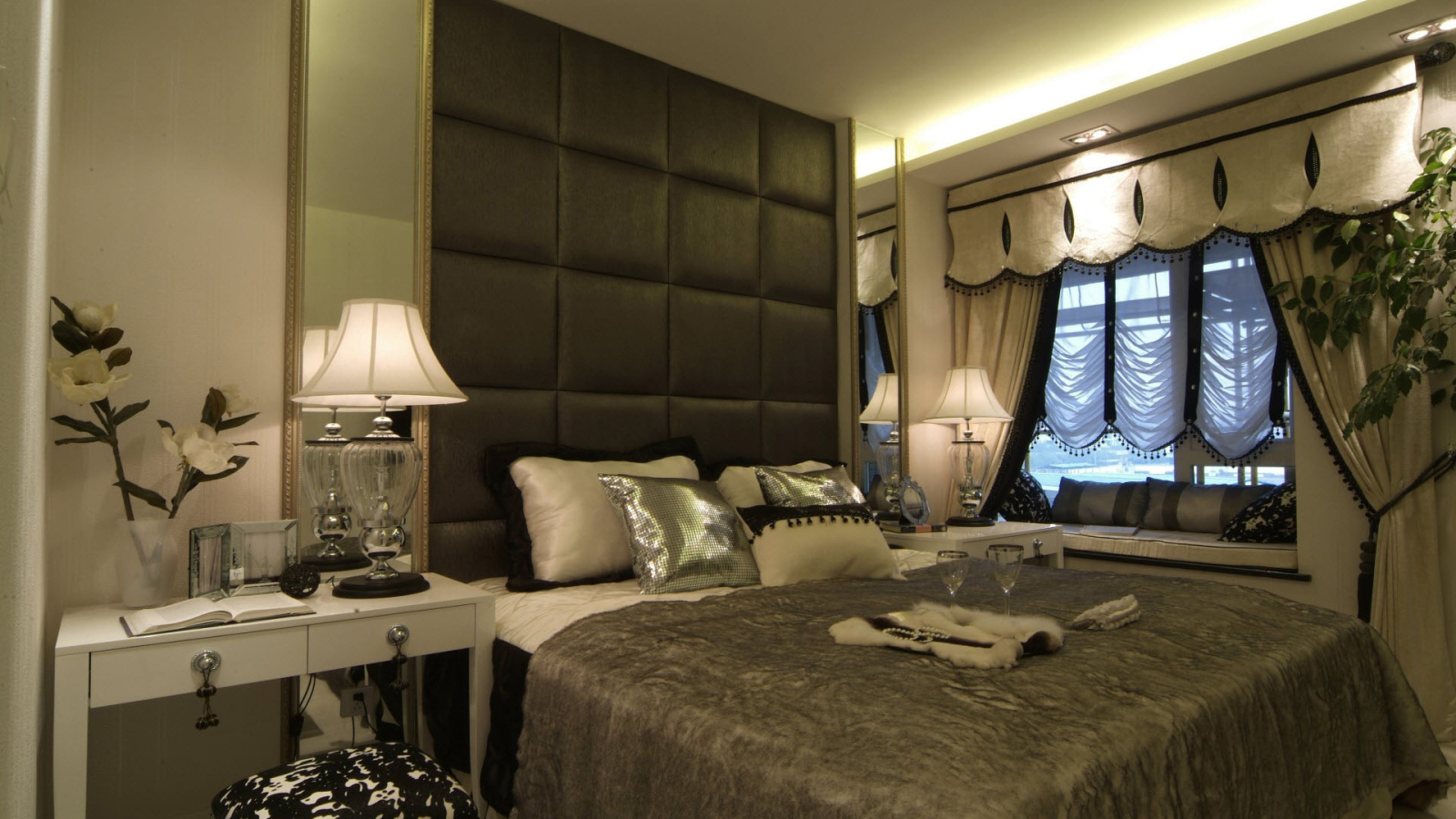 Большая кровать в спальной