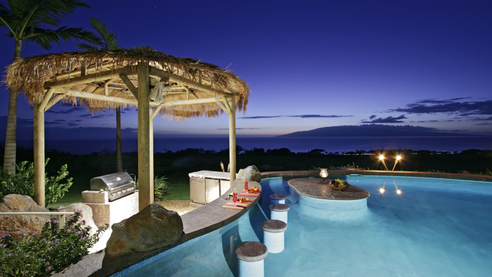 Бассейн с видом на океан