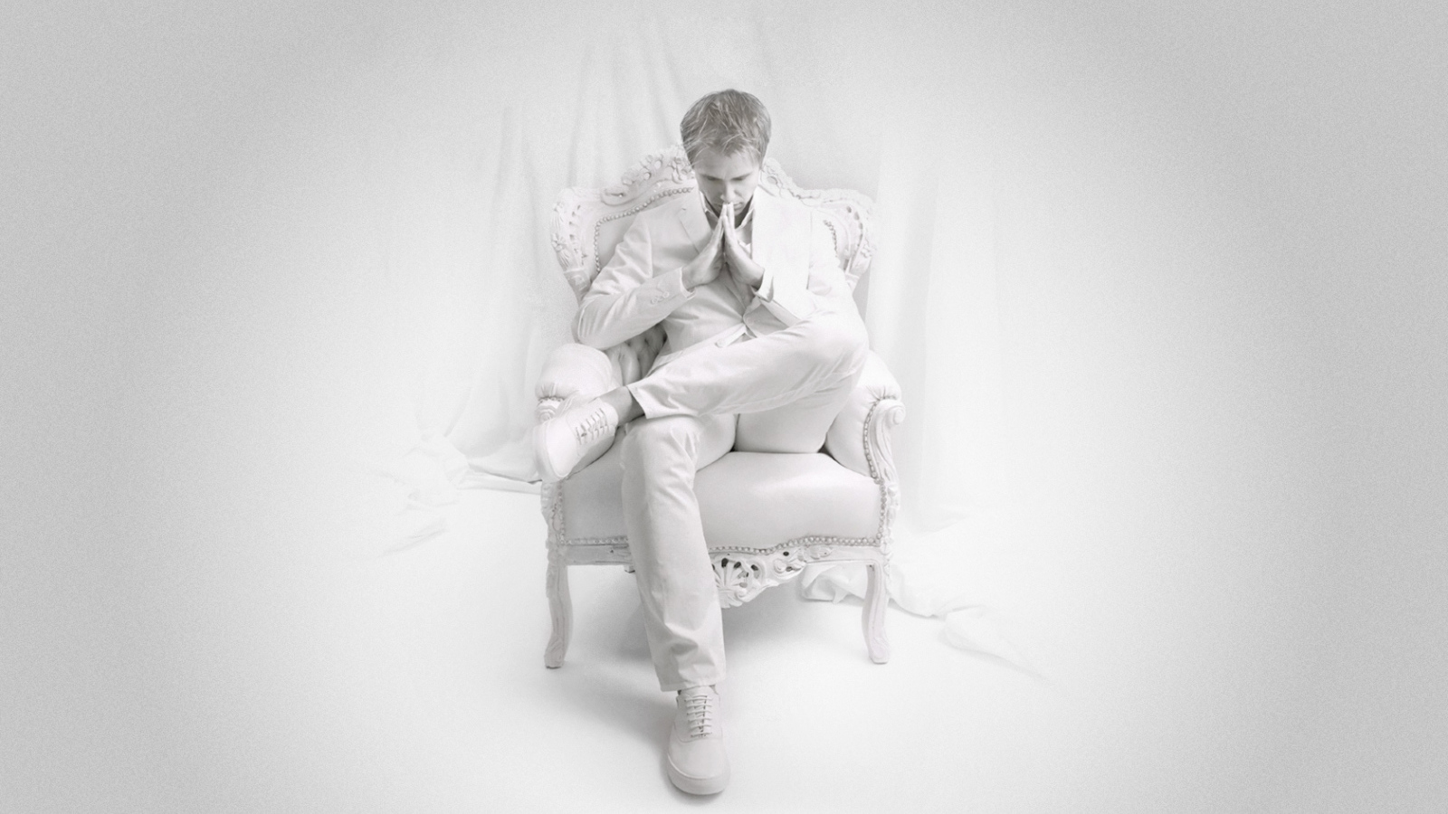 Мужчина в белом