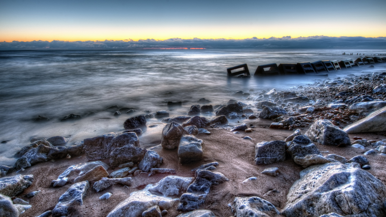 Камни на берегу