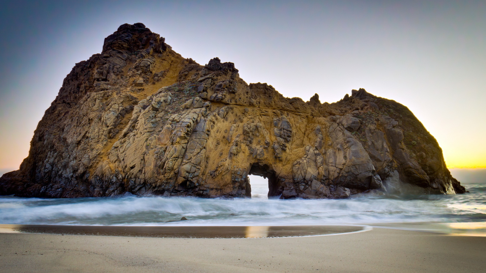 Скалы на берегу