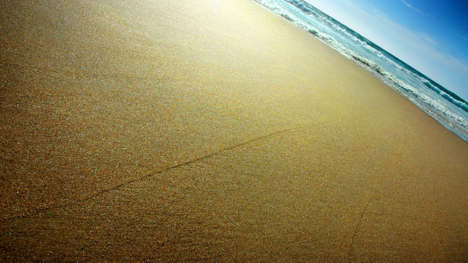 Гладкий песок у моря