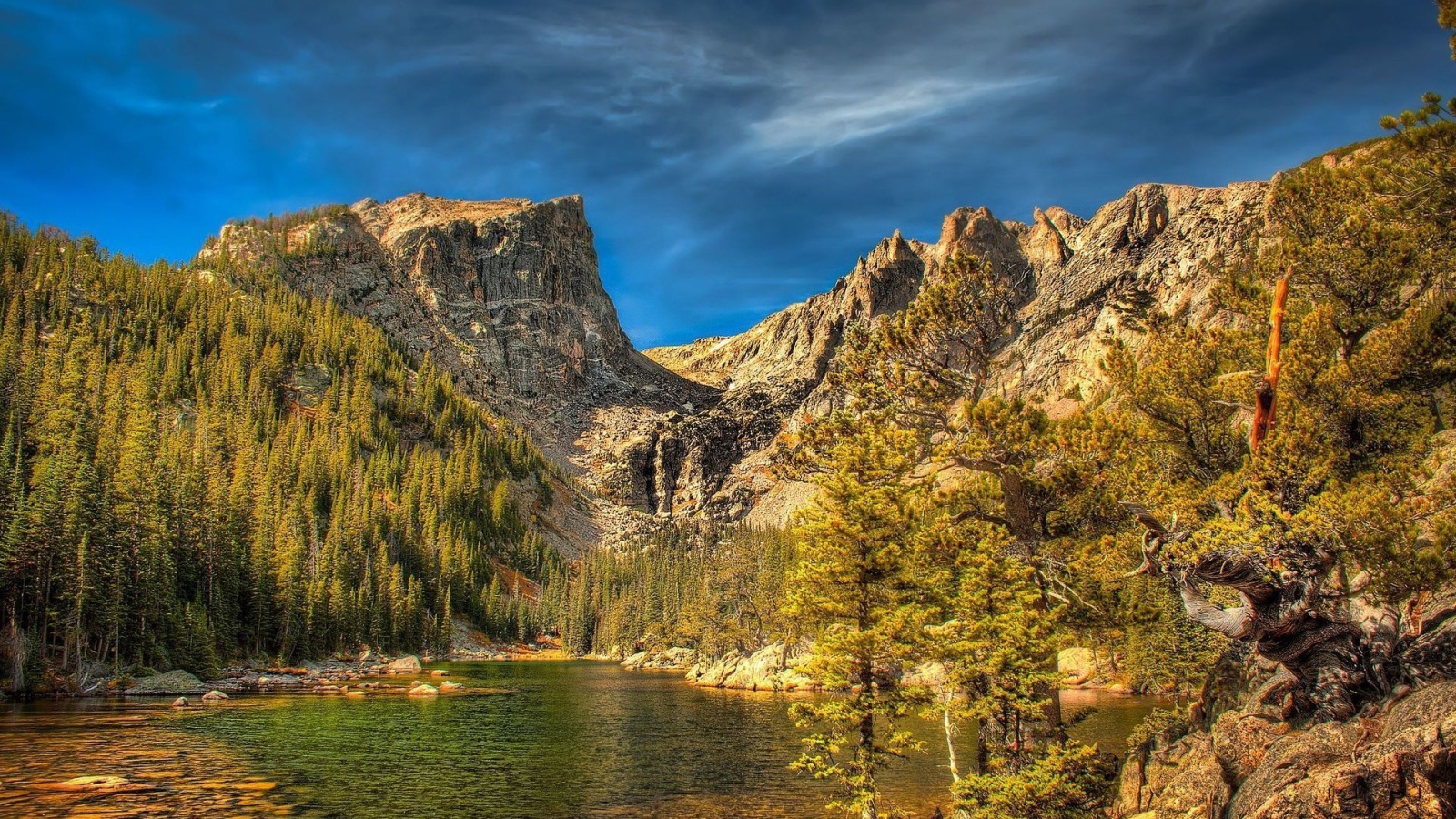 Озеро и горы