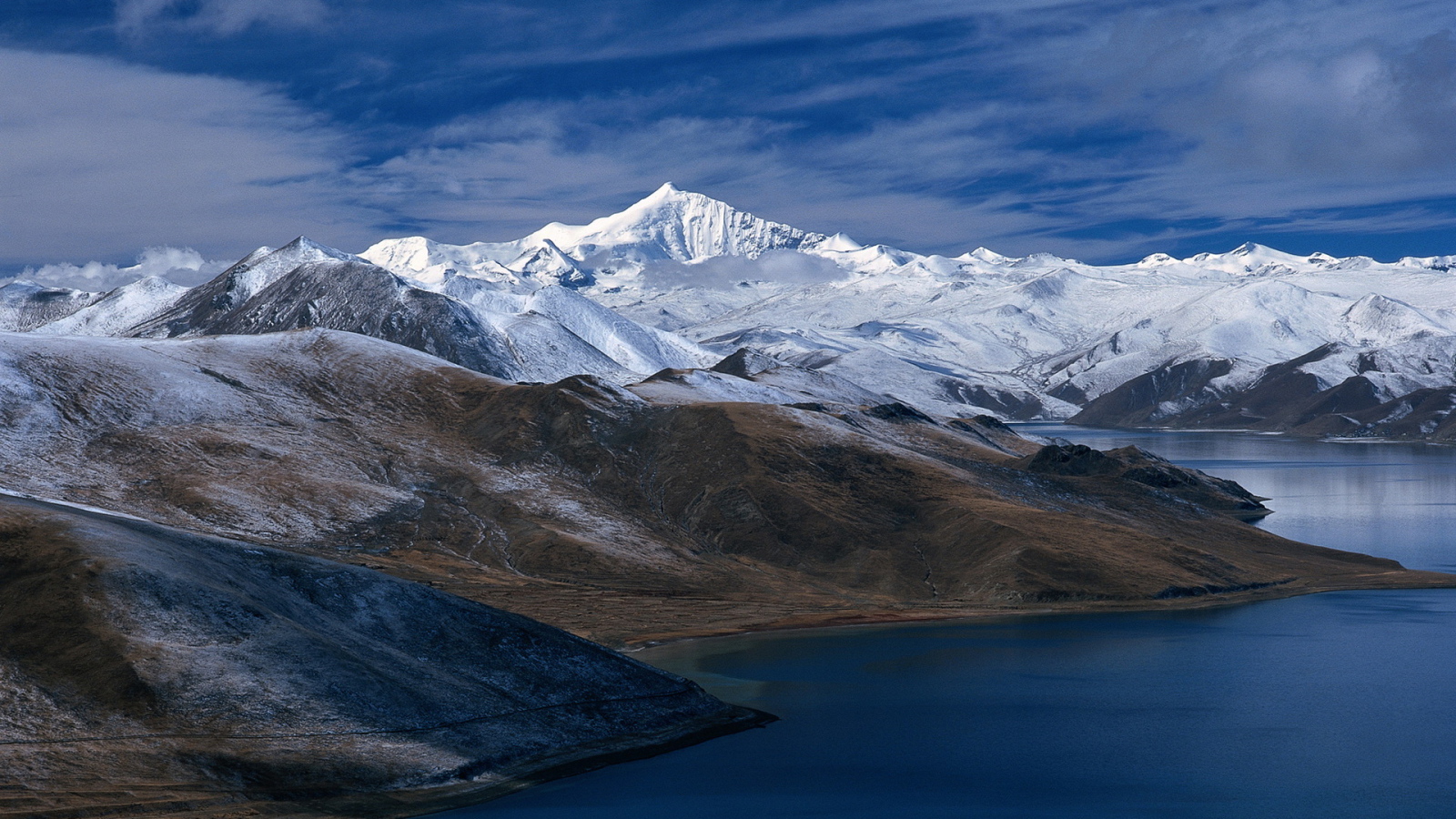 Озеро среди гор