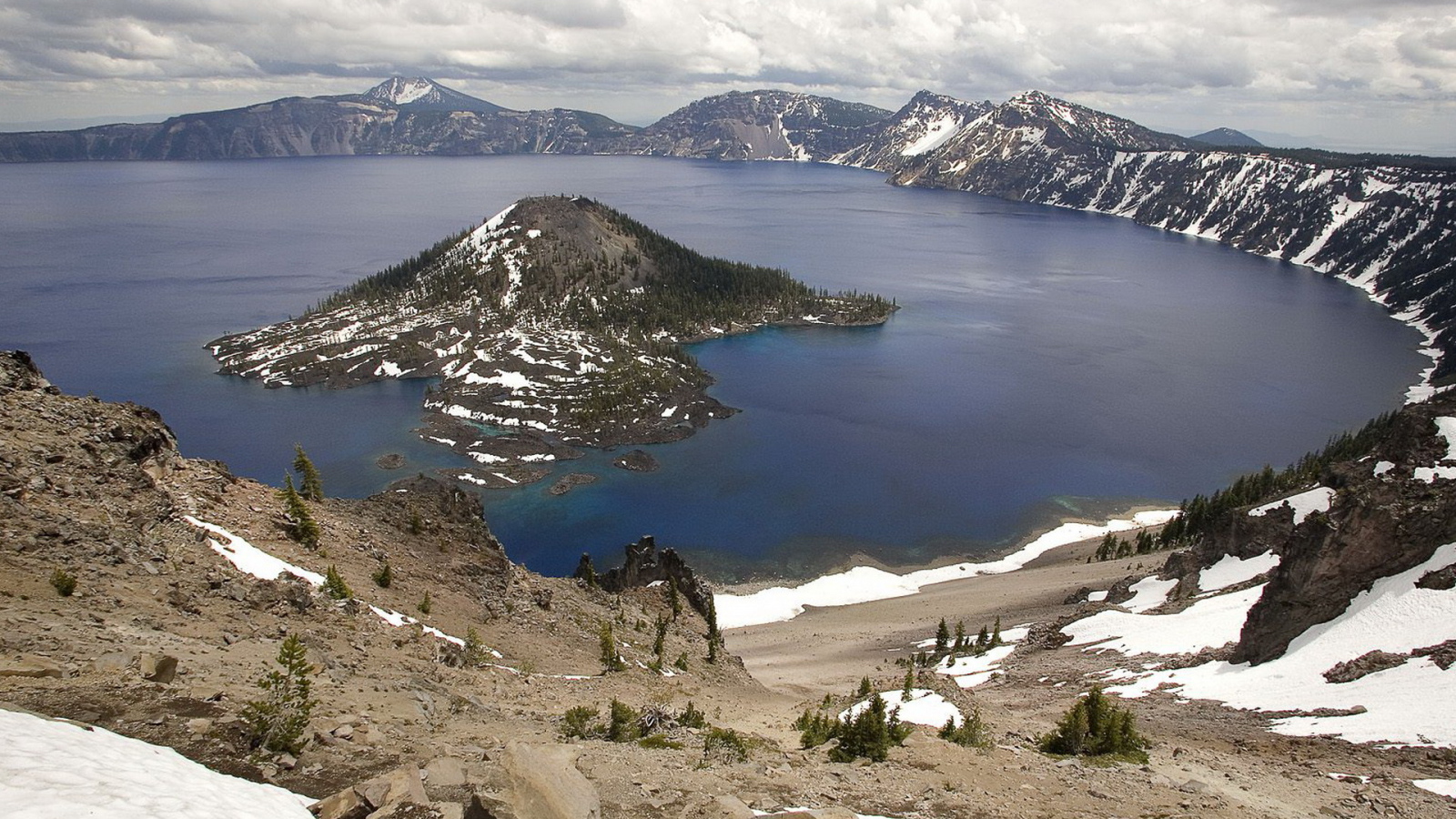 Озеро среди гор