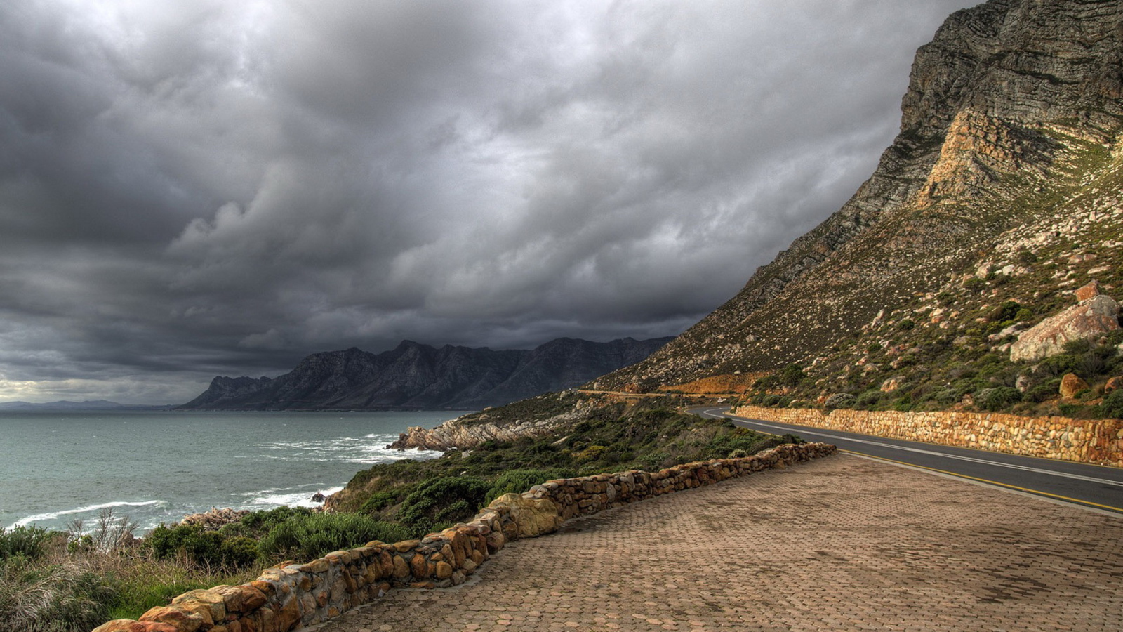 Горы и море