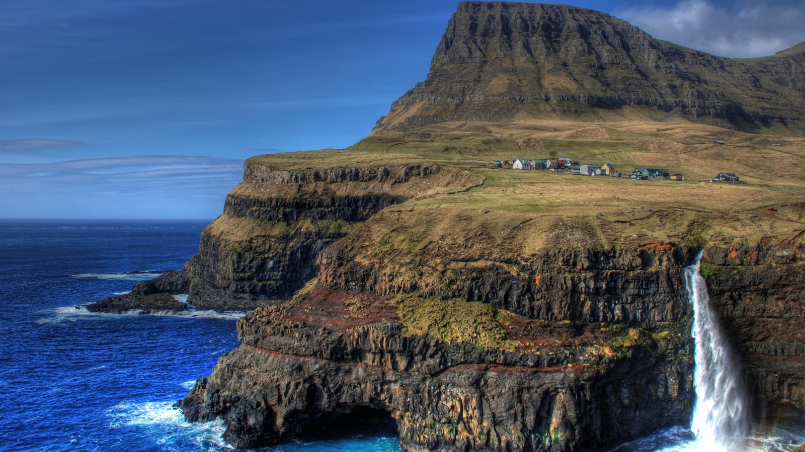 Деревня на вершине скалы