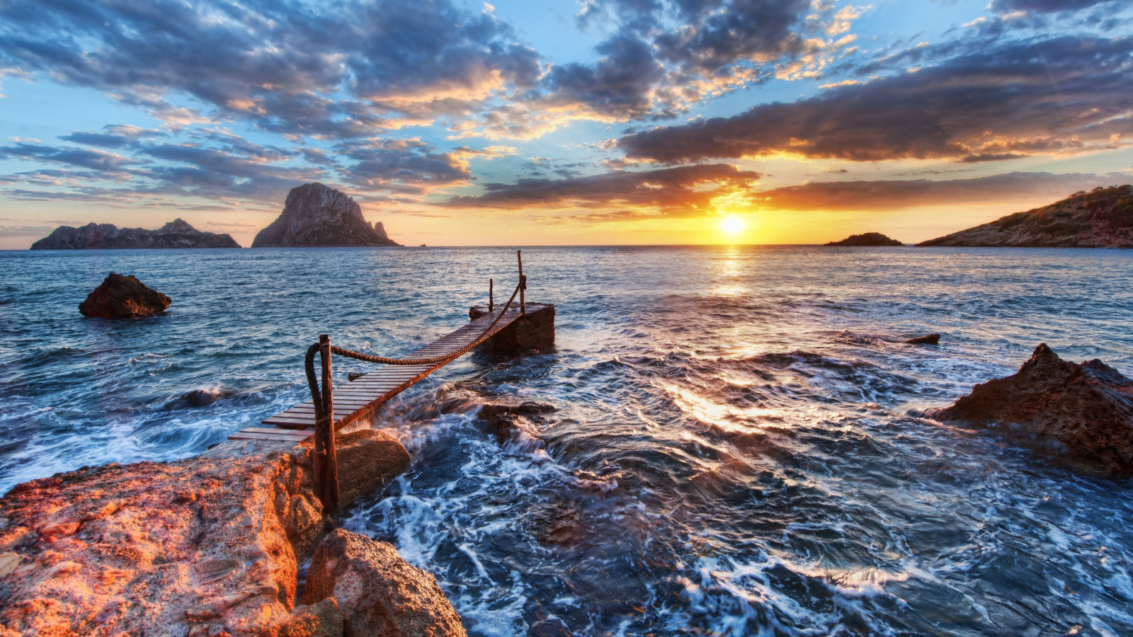 Берег на закате