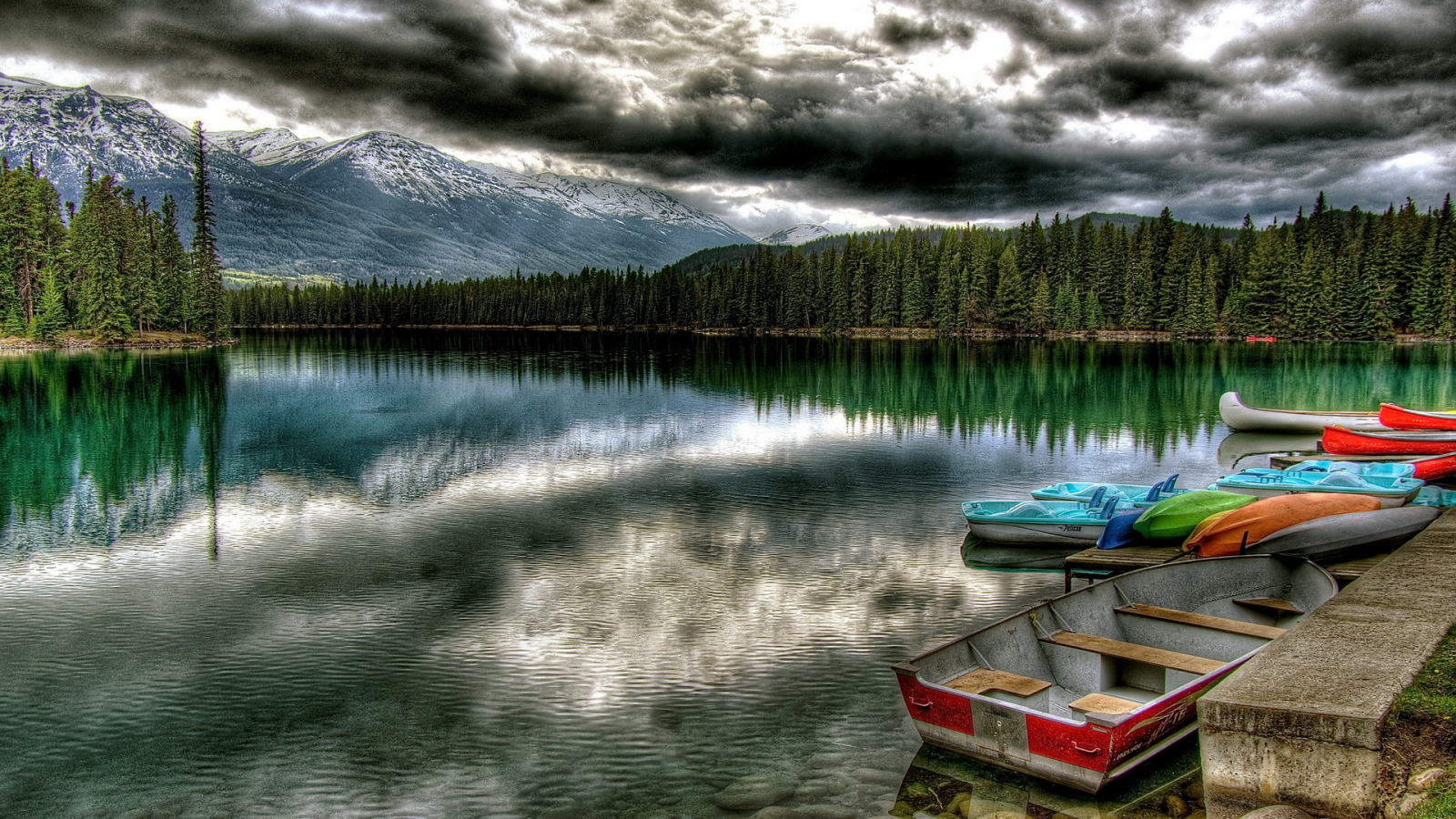 Лесное озеро и горы