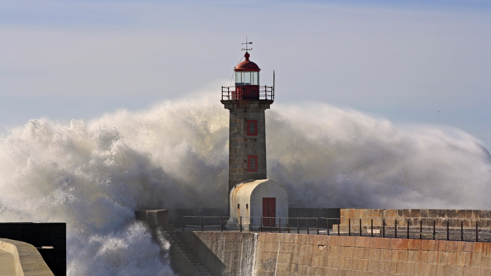 Маяк и волны