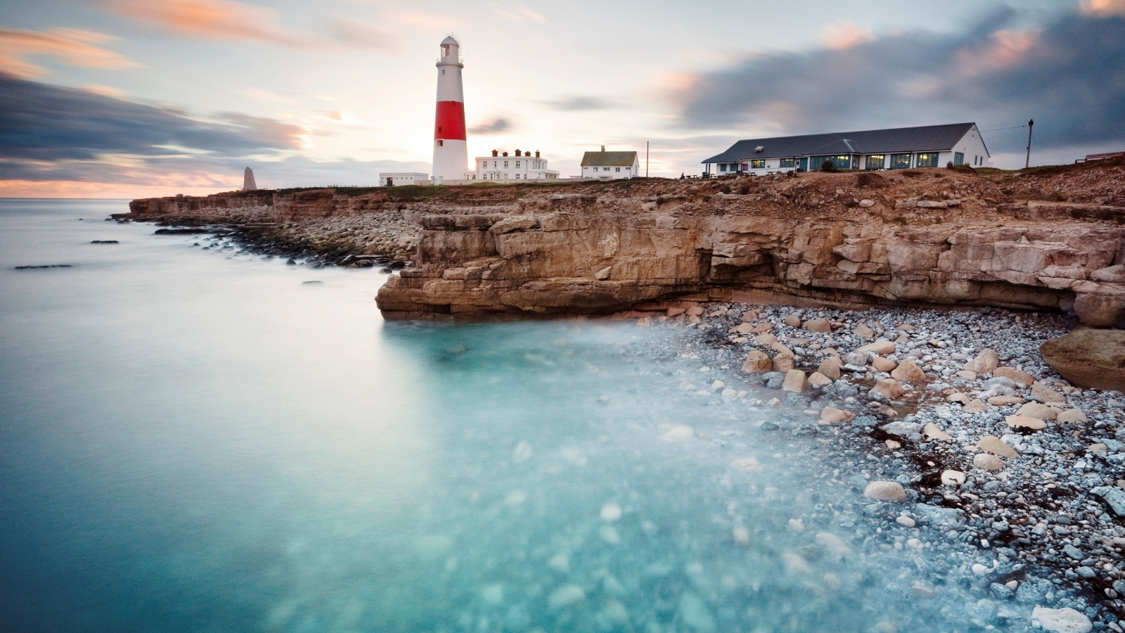 Маяк на берегу