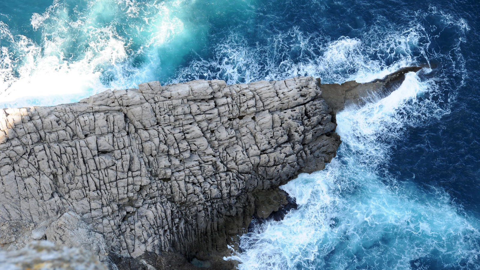 Скалы и волны