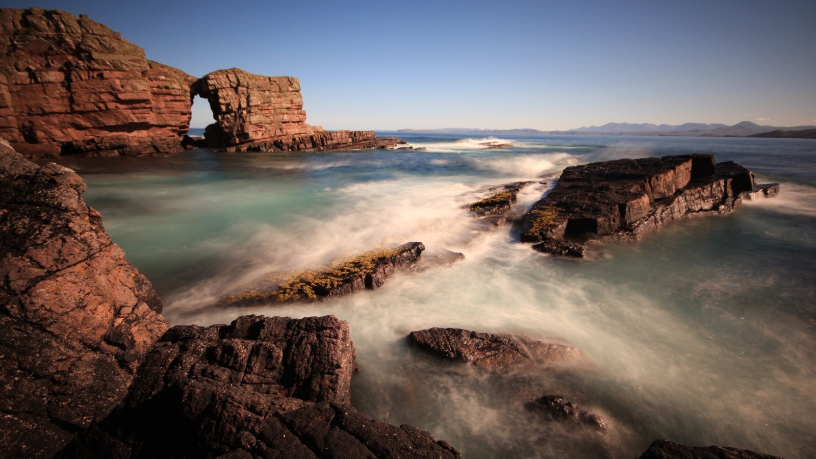 Скалы около берега