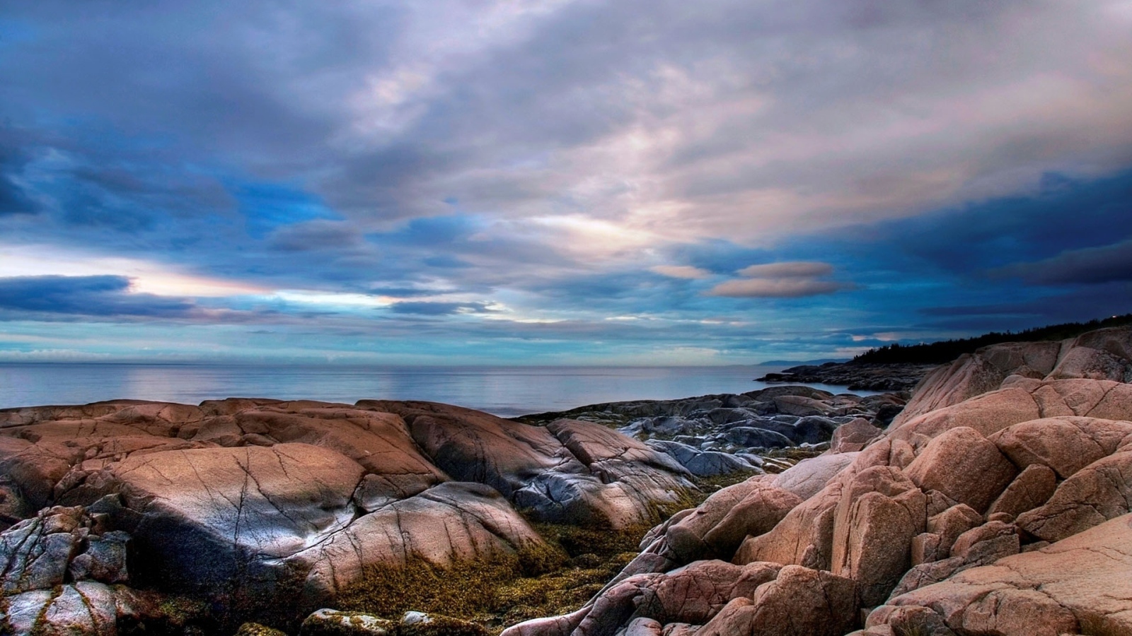 Каменистое побережье