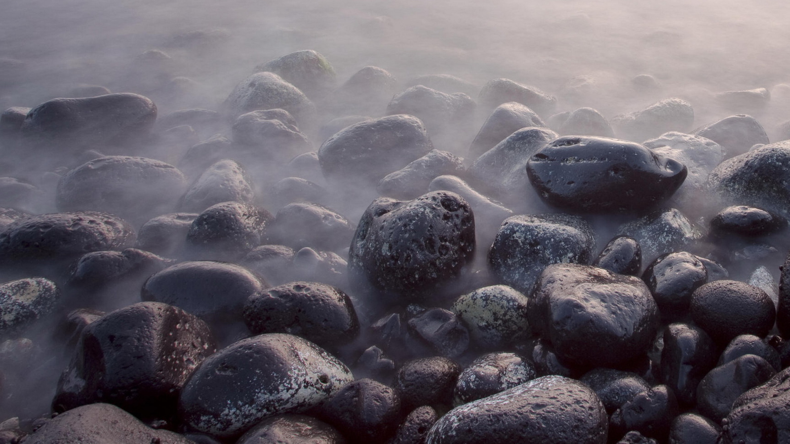Камни в дымке