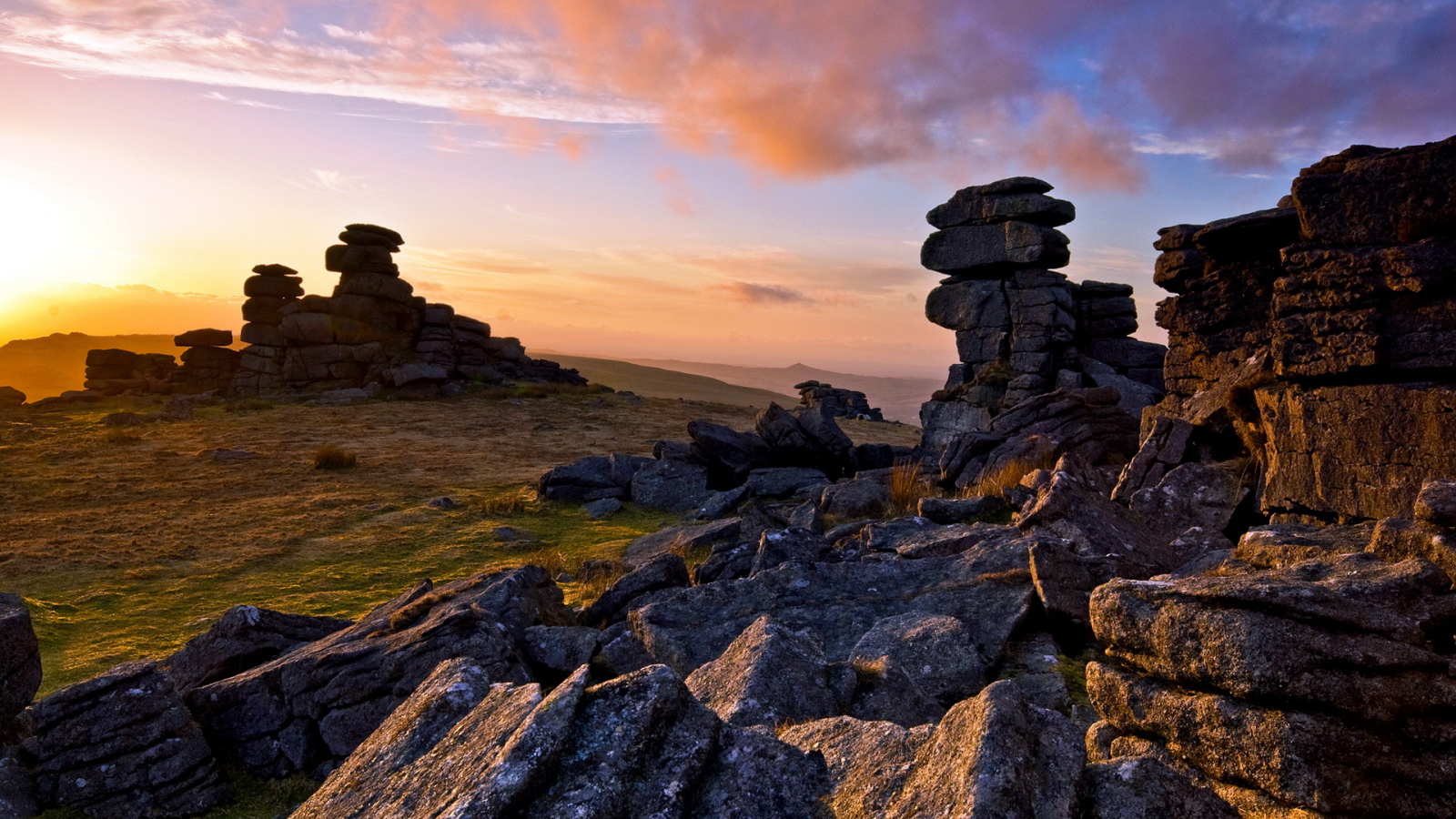 Камни на холмах