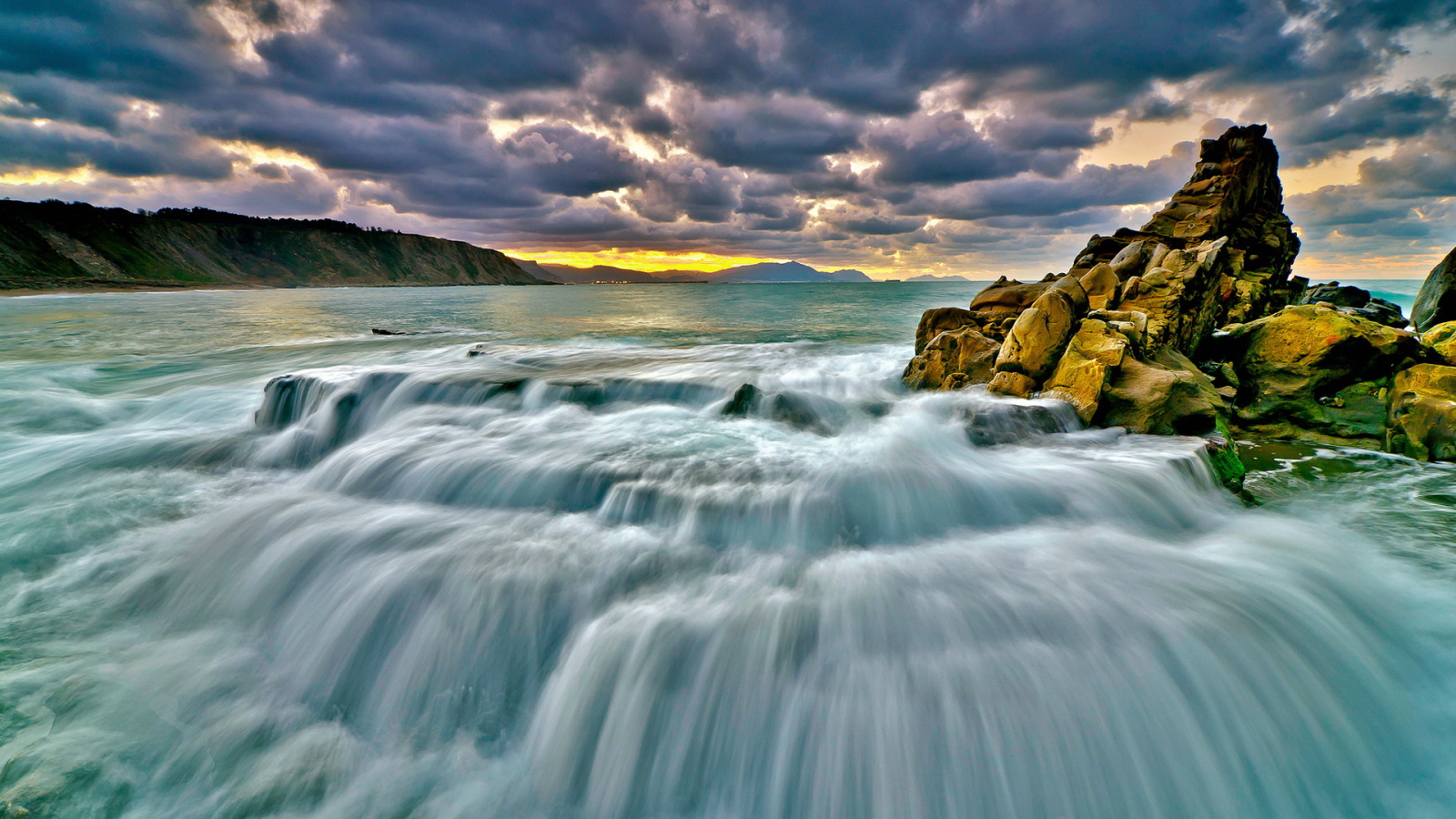 Вдоль берега