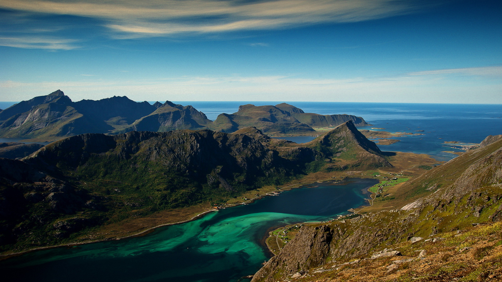 Горы на берегу