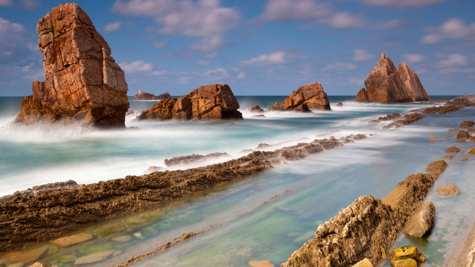 Камни около берега