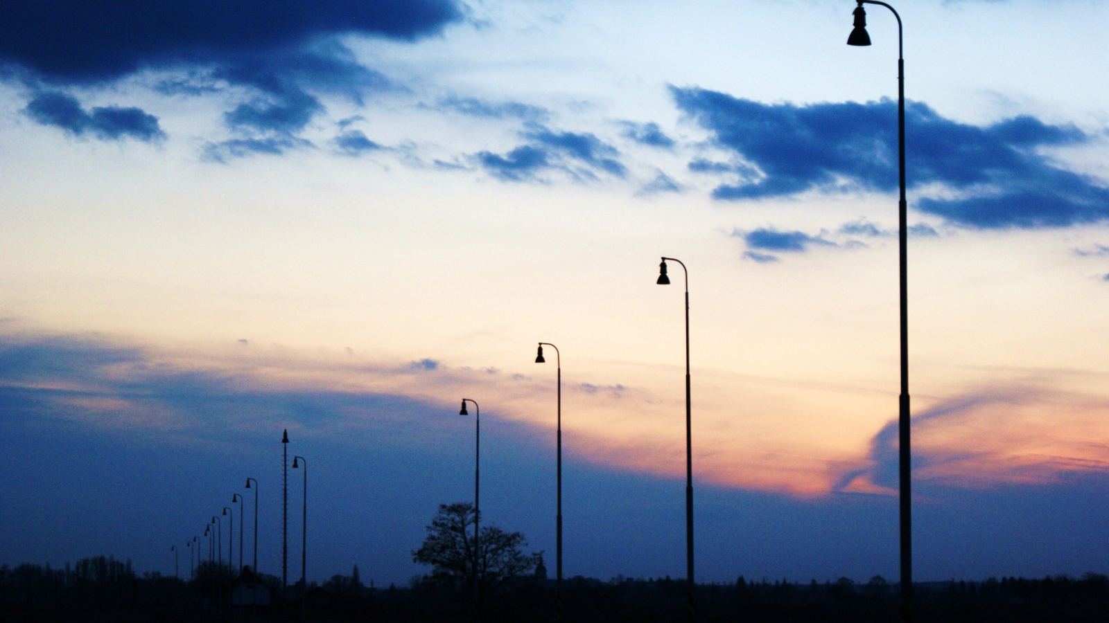 Фонари на закате