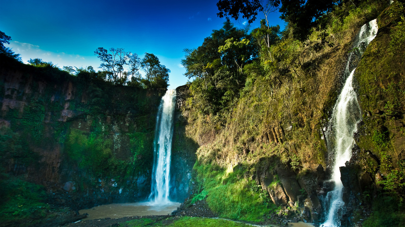 Небольшой водопад