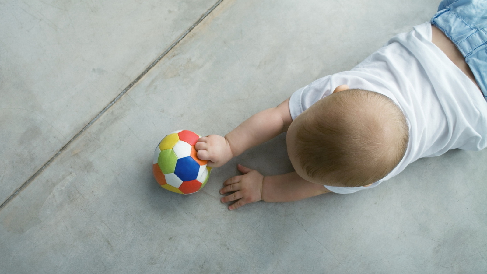 Малыш и мячик