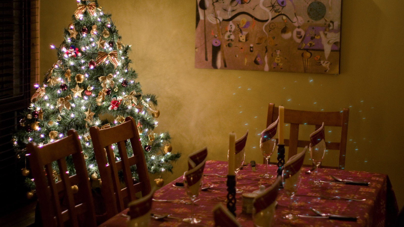 Елка у новогоднего стола