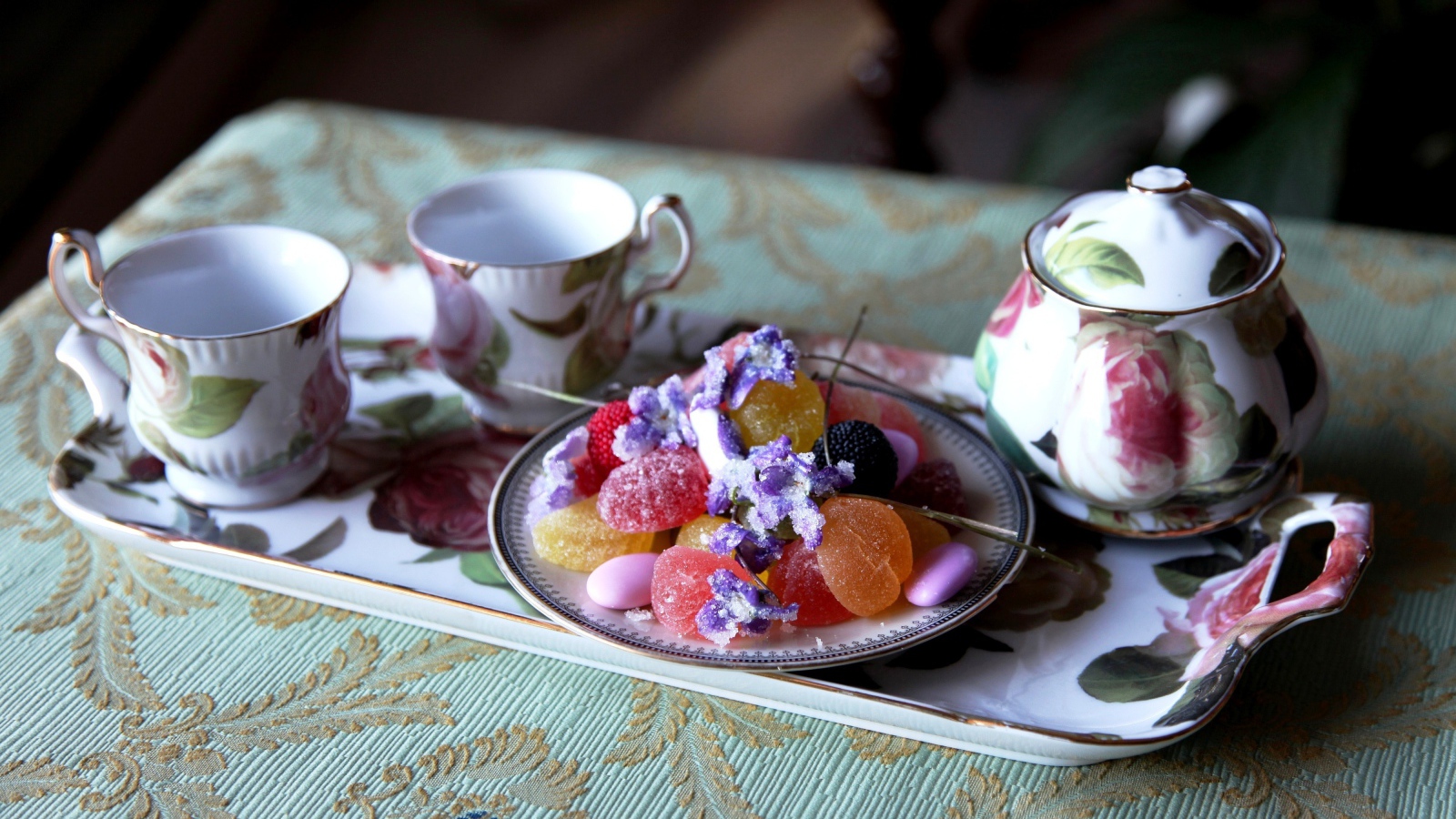 Сладости на подносе