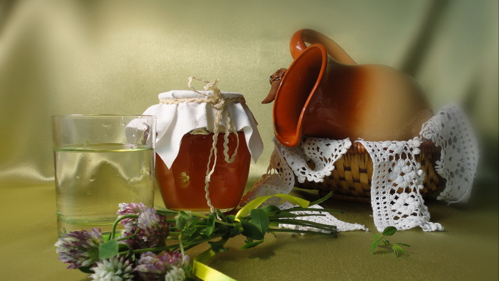 Медовый натюрморт