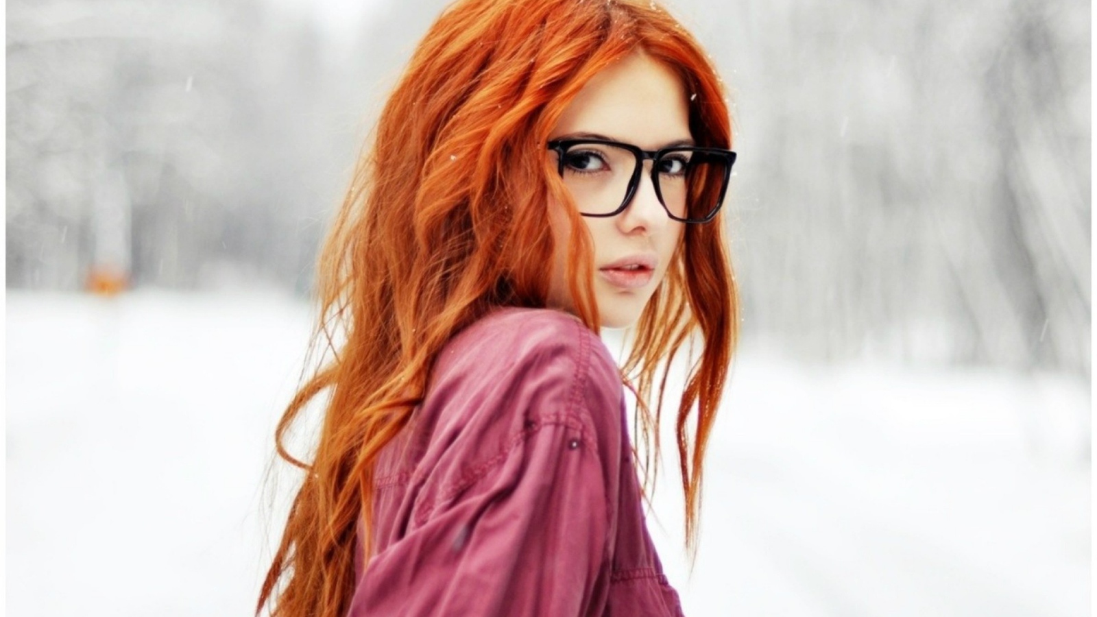 Рыжая девушка в очках