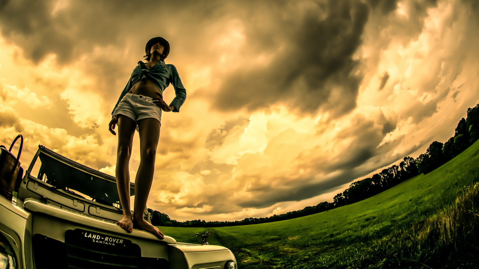 Девушка на капоте