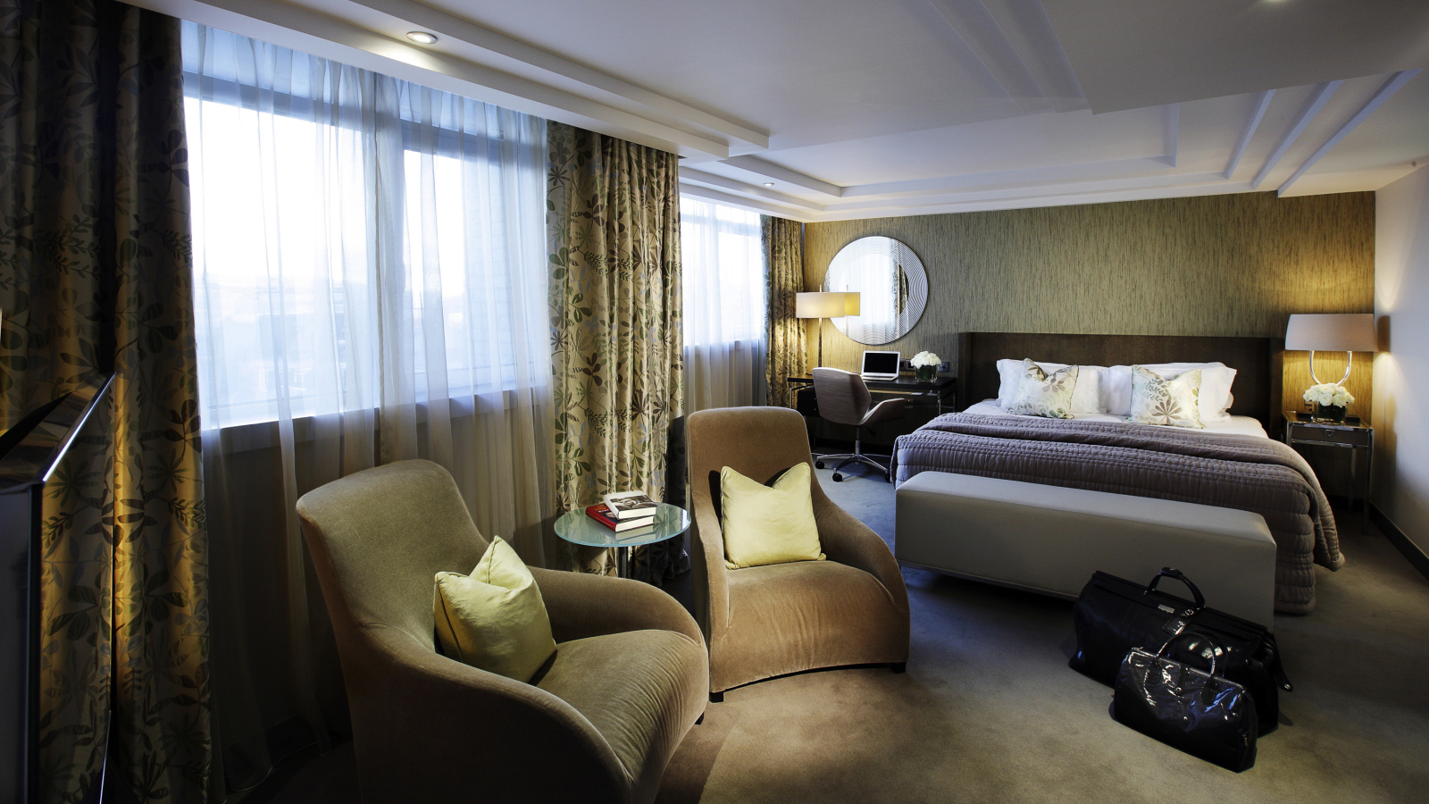 Бежевый интерьер спальни