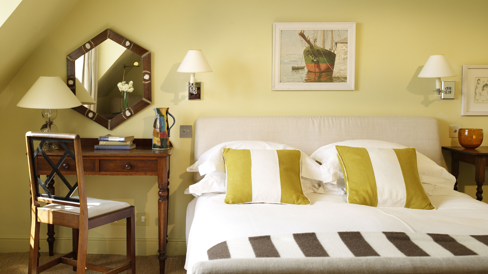 Желтый цвет в спальне