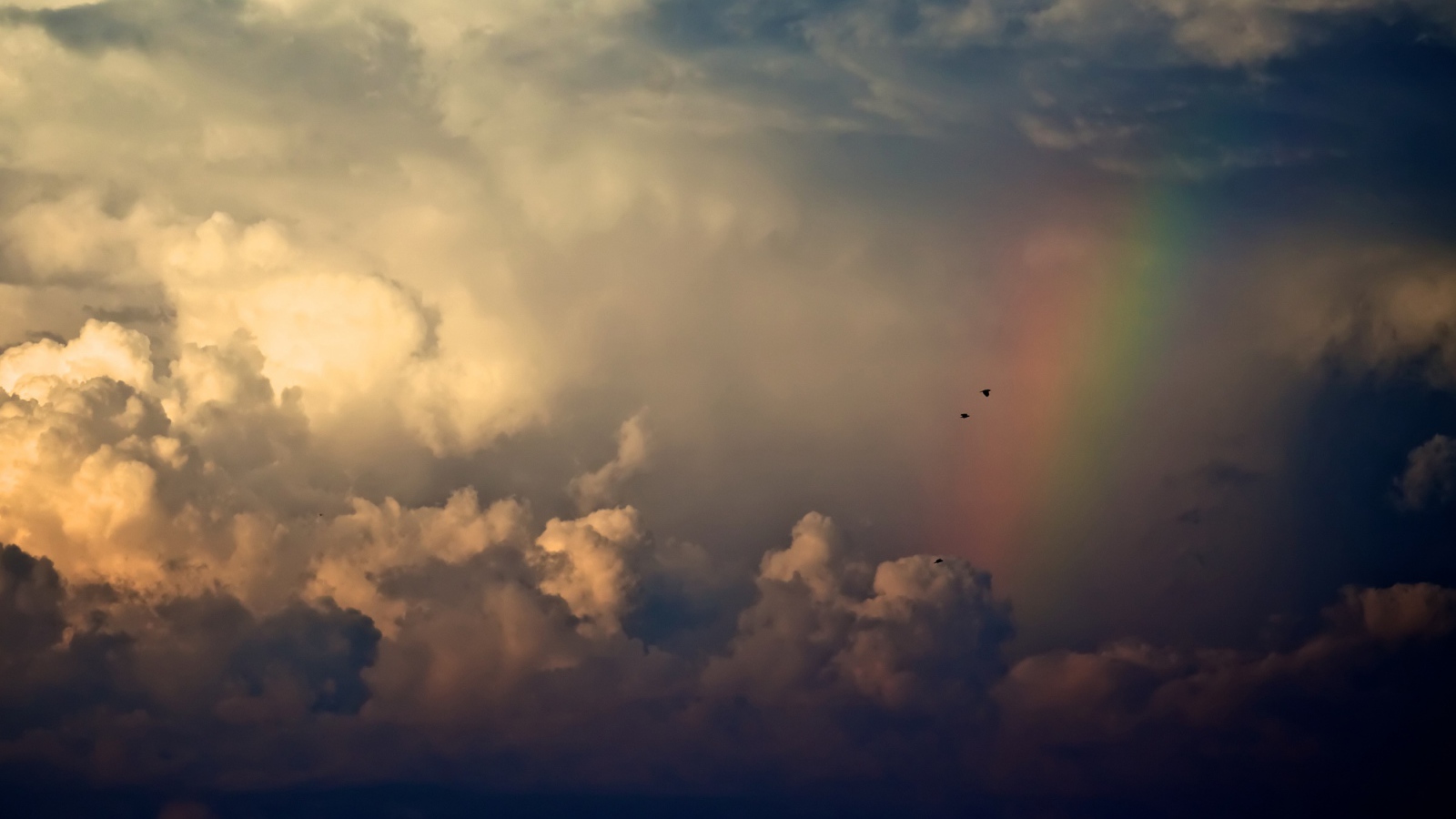 Облака и радуга