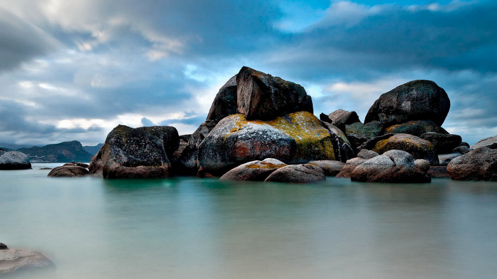 Камни на берегу