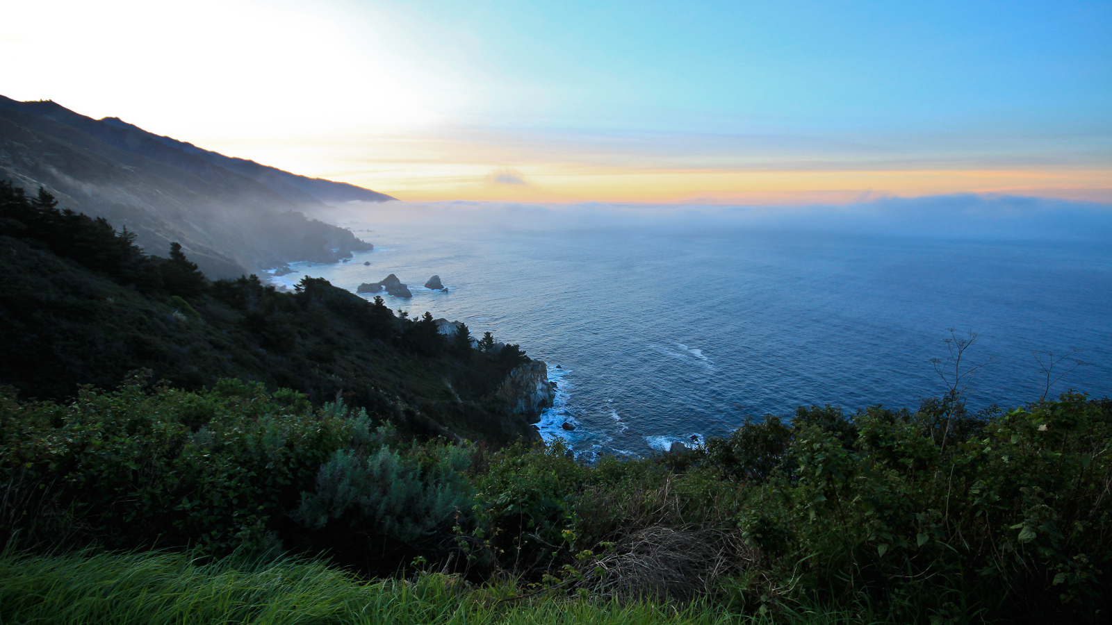 Скалистый берег на закате