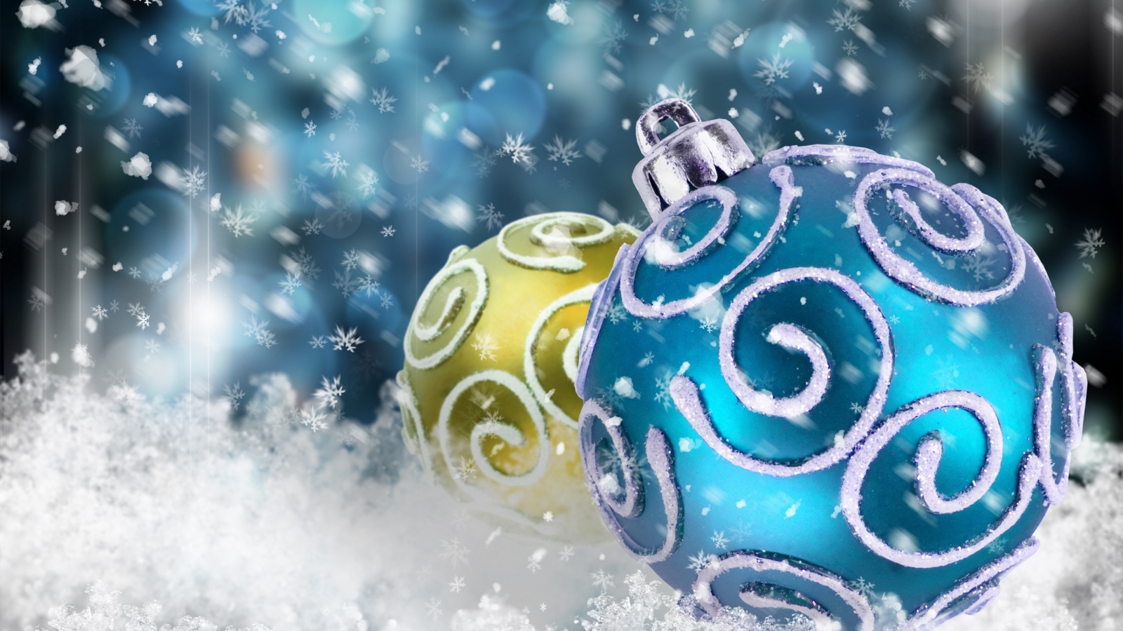 Елочные шары в снегу