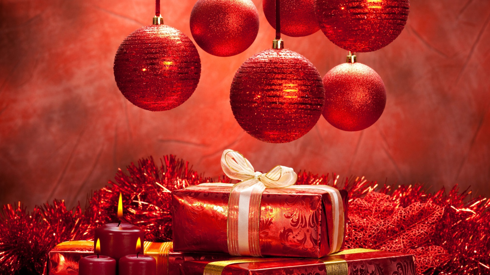 Подарки и красные шары