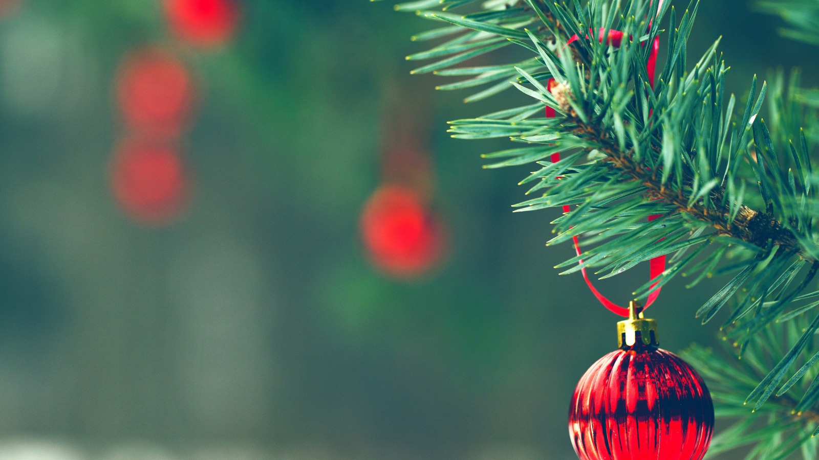 Красный шар на елке