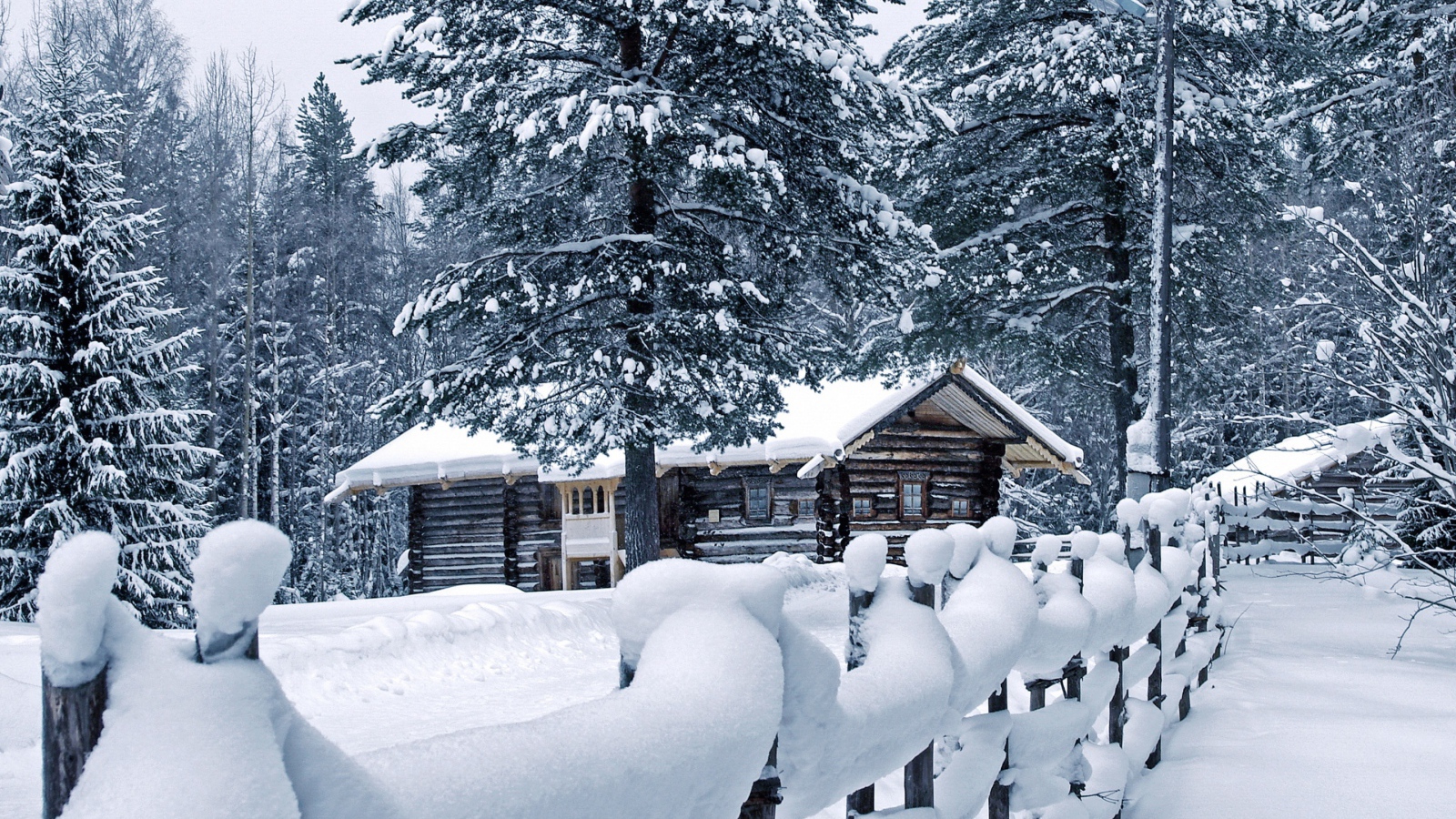 Домик в деревне зимой
