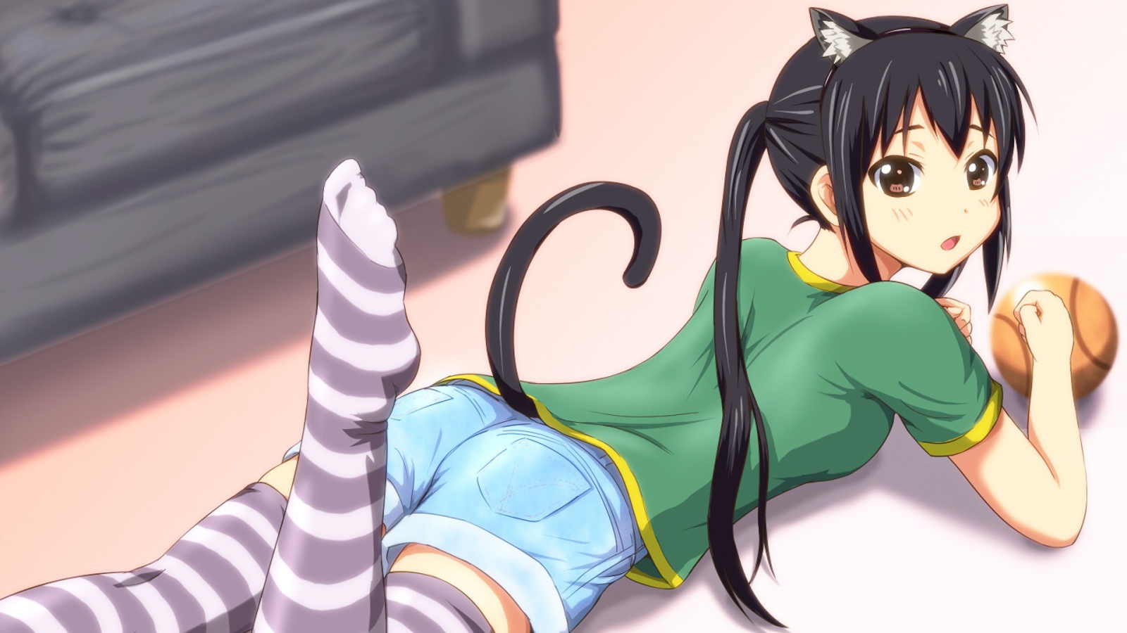 Девочка с ушами и хвостом