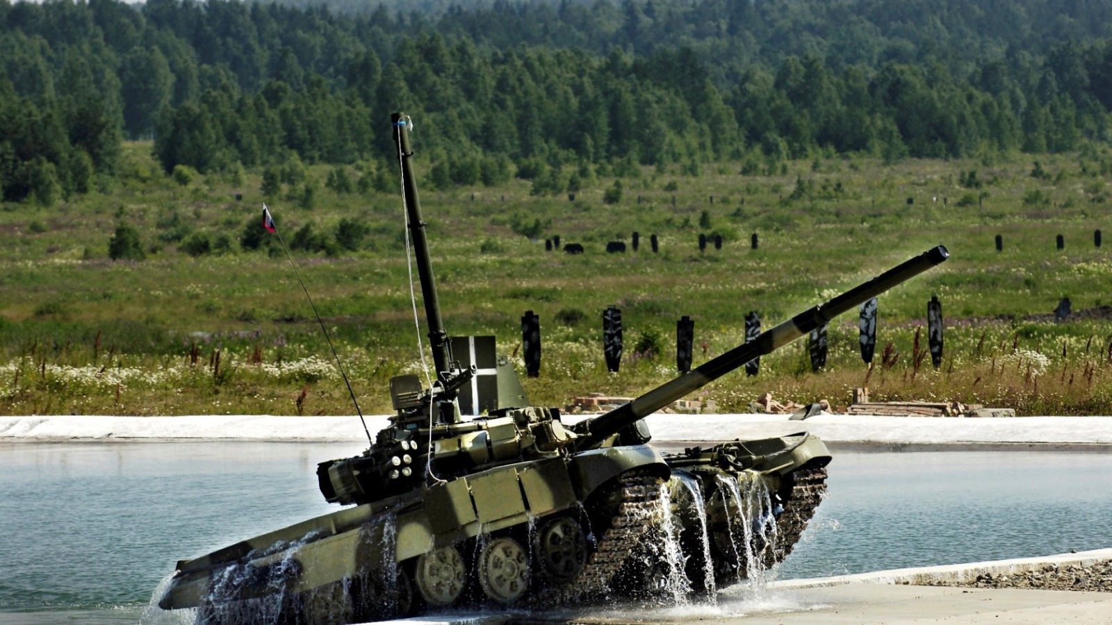 Танк выезжает из воды