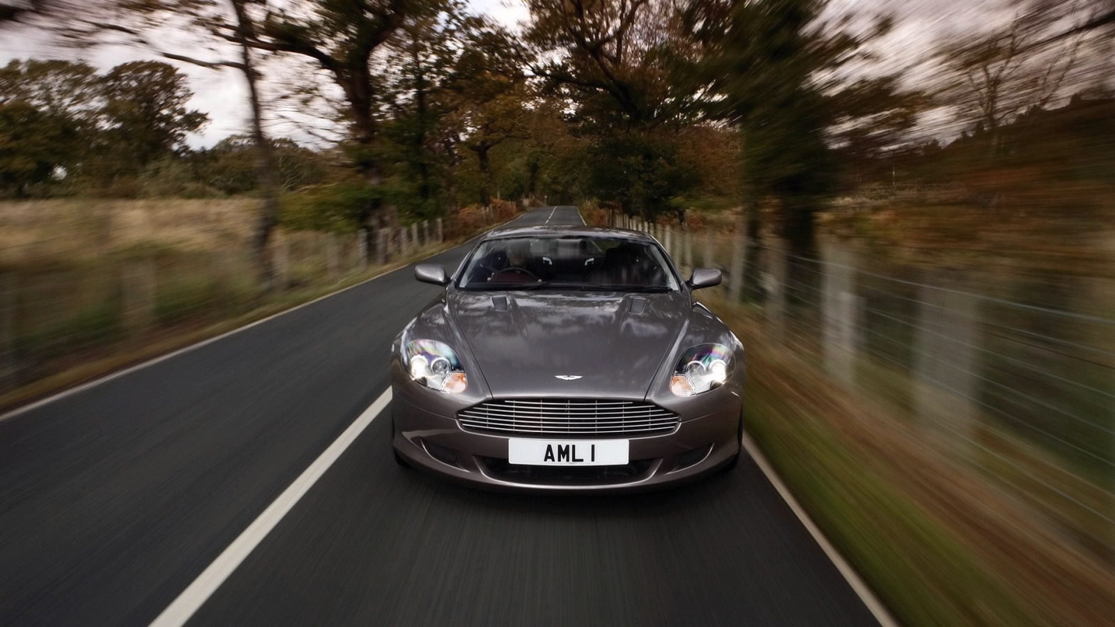 Автомобиль в движении по дороге