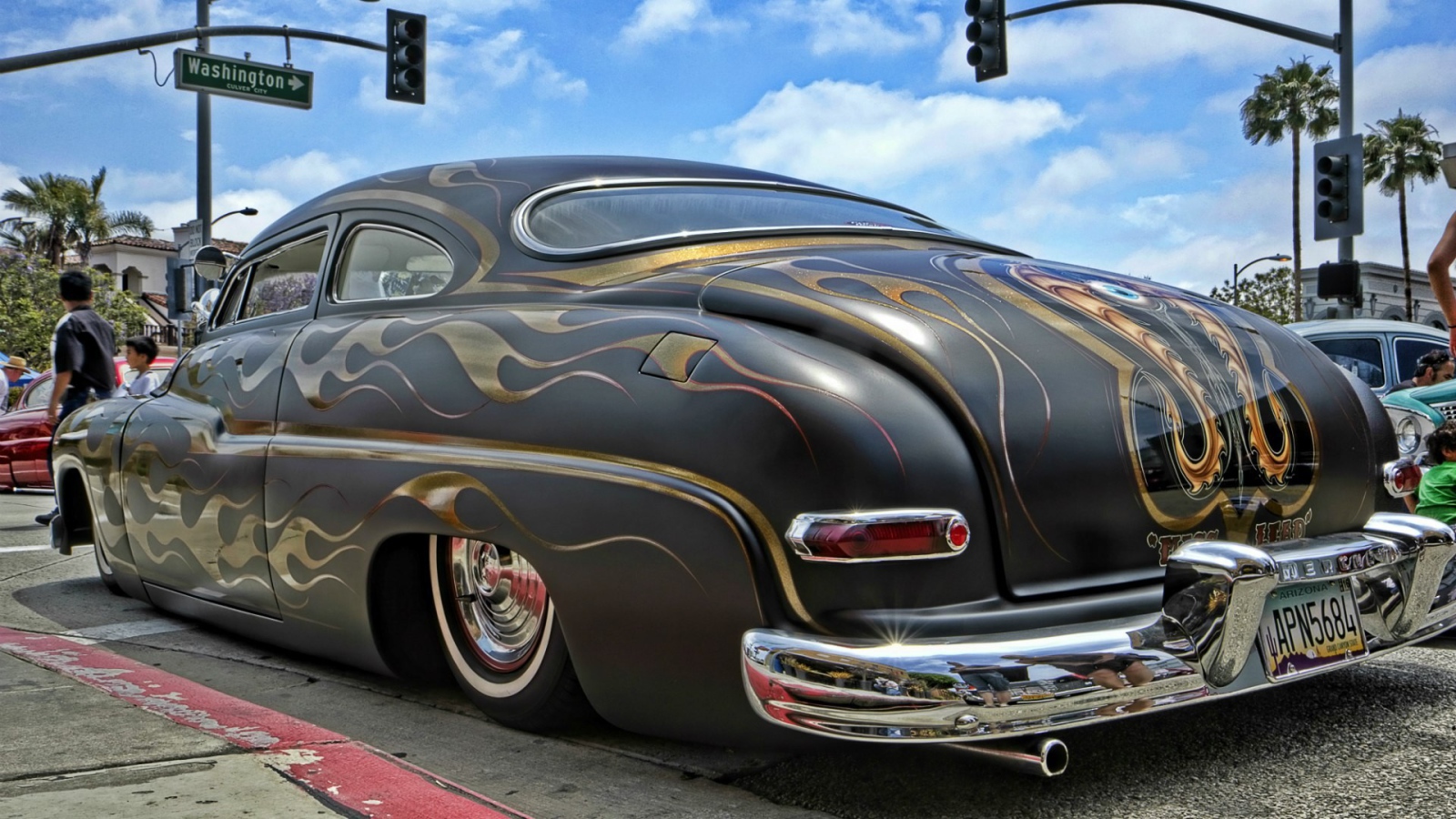 Разрисованный автомобиль на стоянке