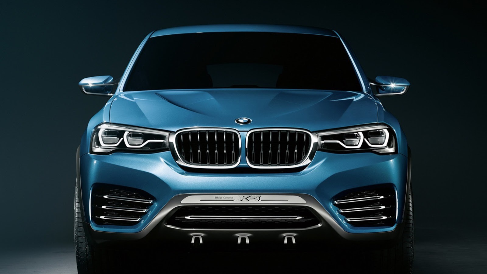 BMW X4 кроссовер на темном фоне