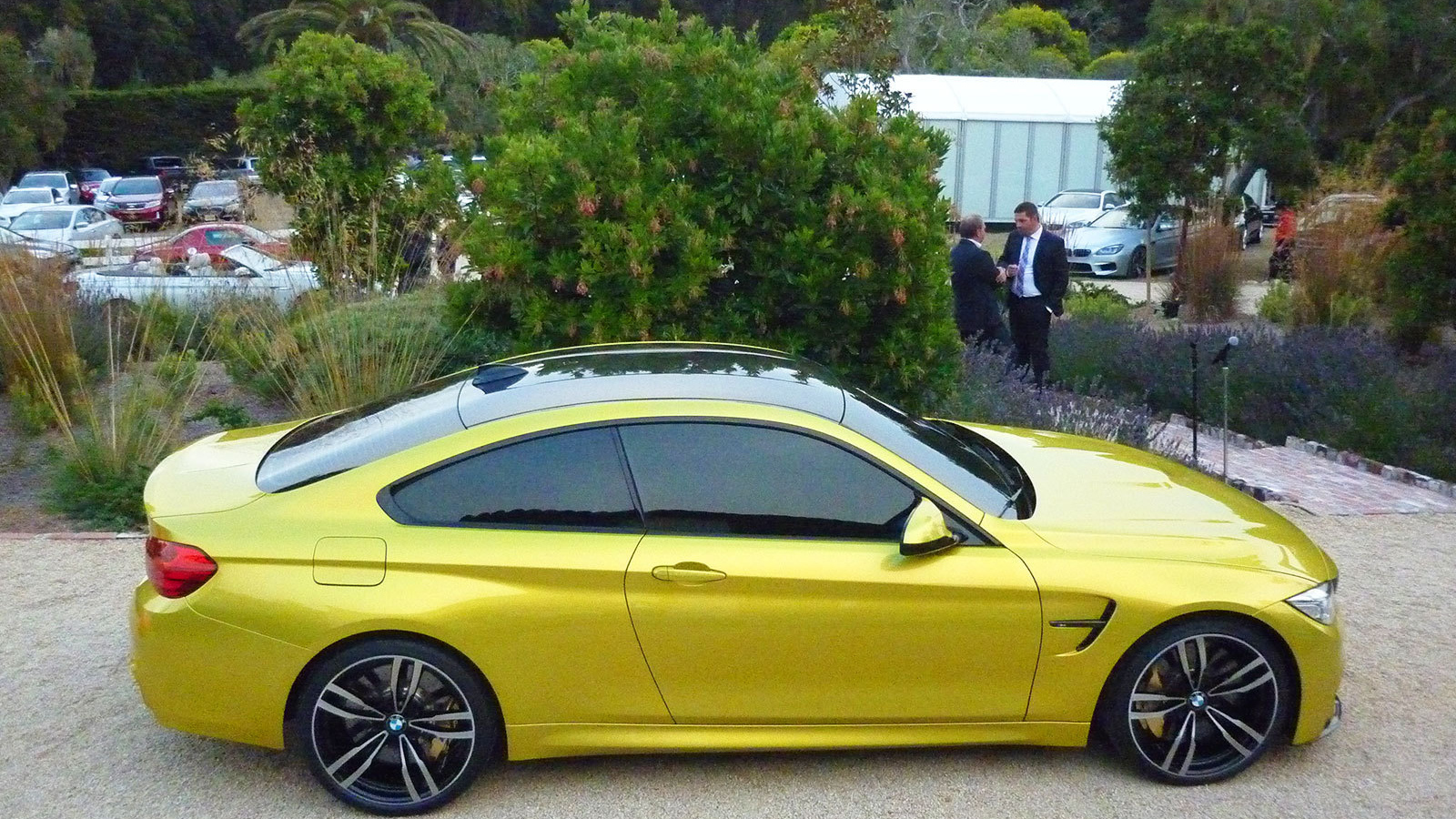 Желтый BMW M4 сверху